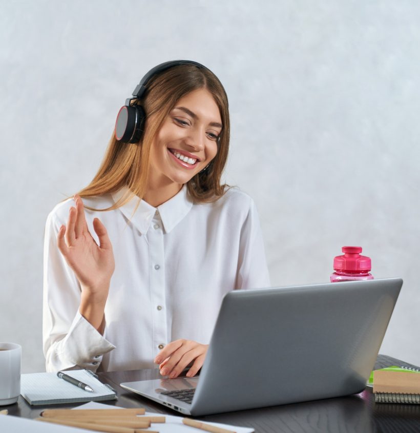 femme qui s'agite et parle pendant une formation en ligne sur ordinateur portable